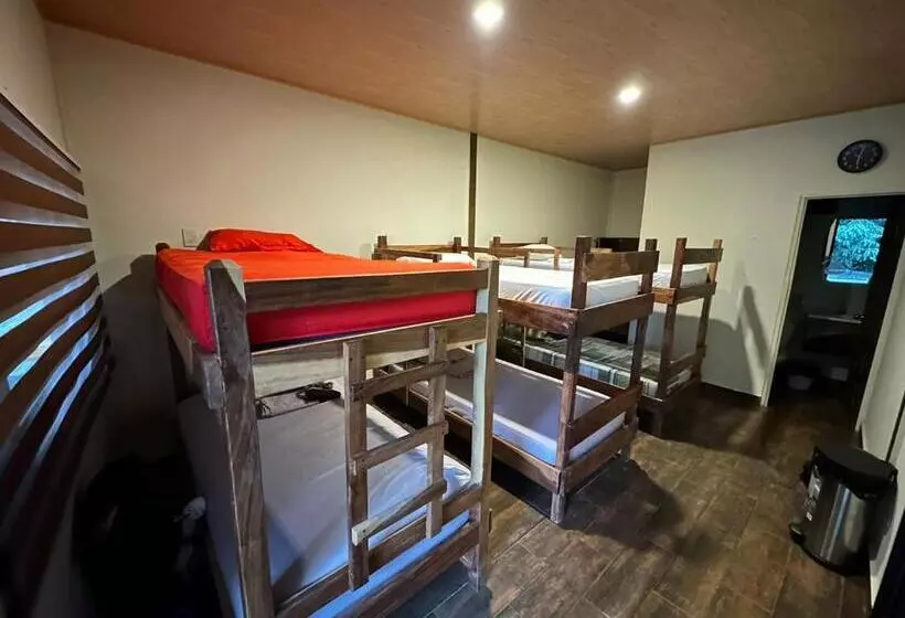 پانسیون Captain Morgan Hostel Lake Coatepeque