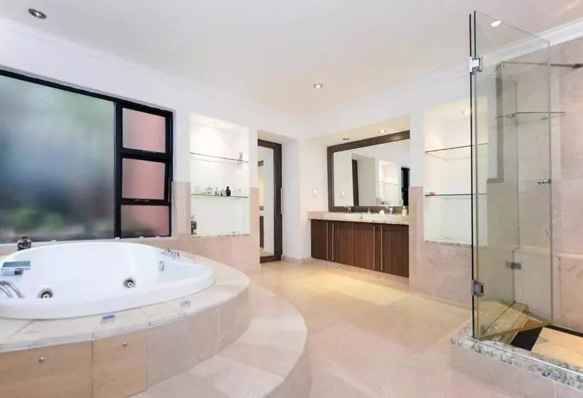 پانسیون Chez Moe