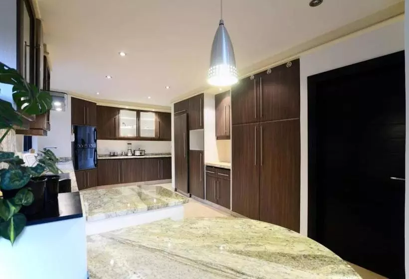 پانسیون Chez Moe