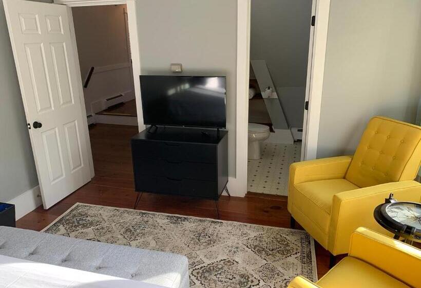 مبيت وإفطار White Sails Inn