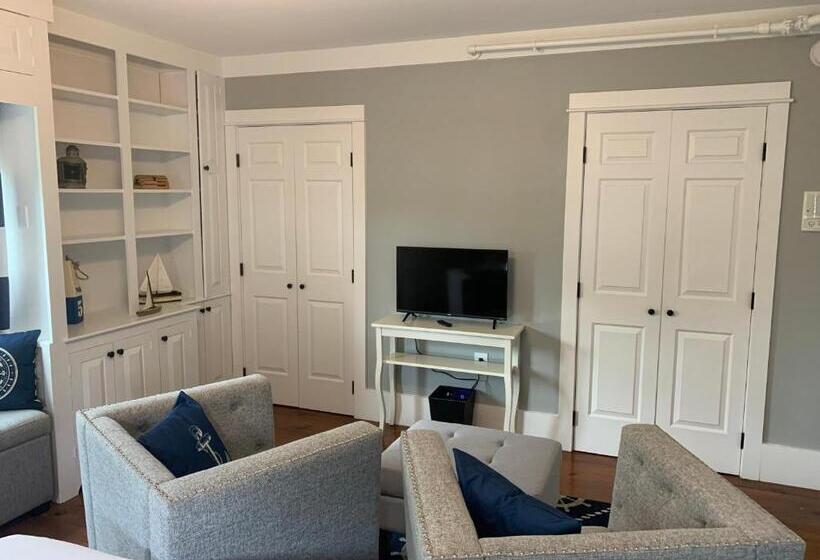 مبيت وإفطار White Sails Inn