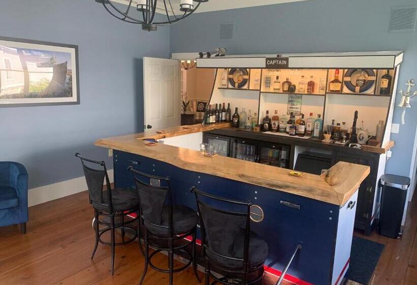 مبيت وإفطار White Sails Inn