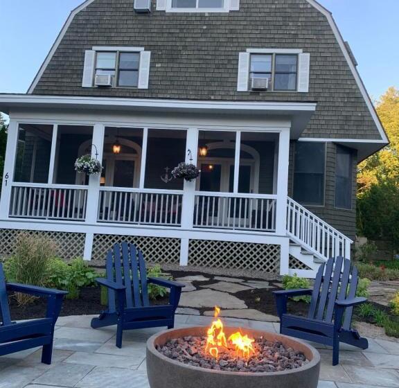 مبيت وإفطار White Sails Inn