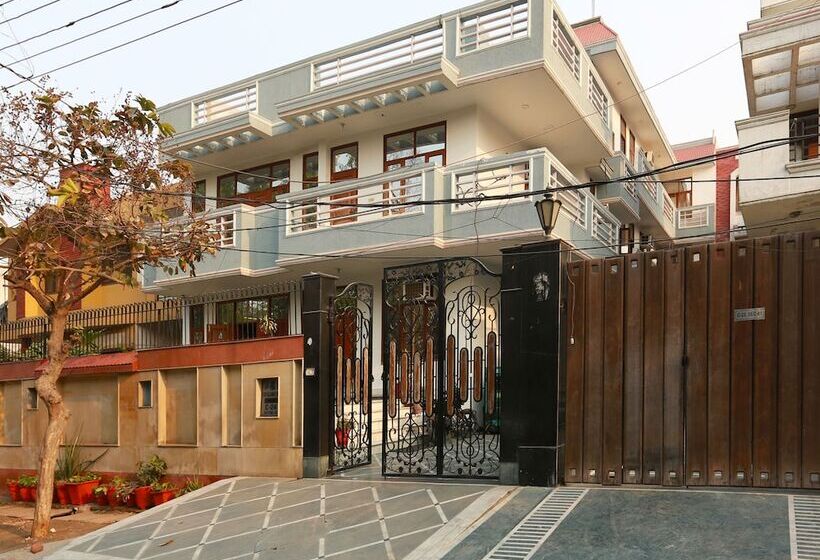 Hotel Oyo 11752 Divine Residency