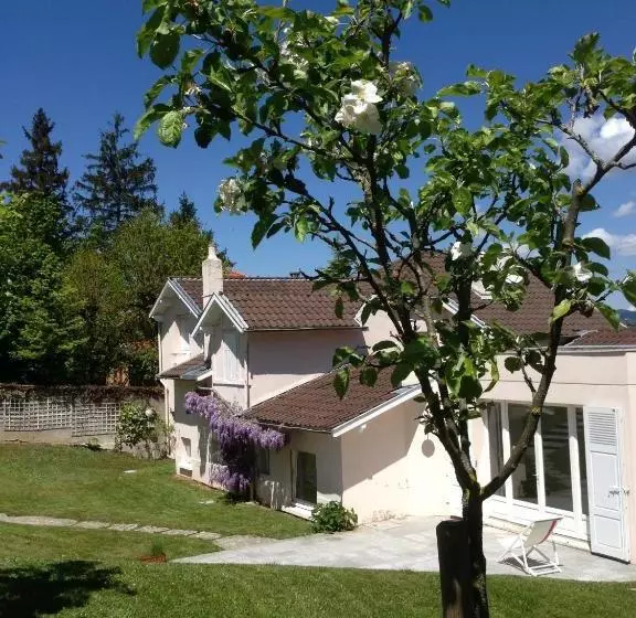 تختخواب و صبحانه Clos Des Campanules