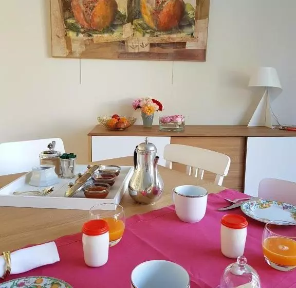 تختخواب و صبحانه Clos Des Campanules