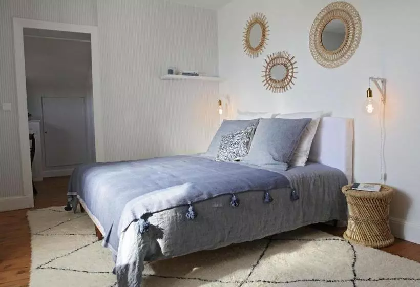 تختخواب و صبحانه Clos Des Campanules