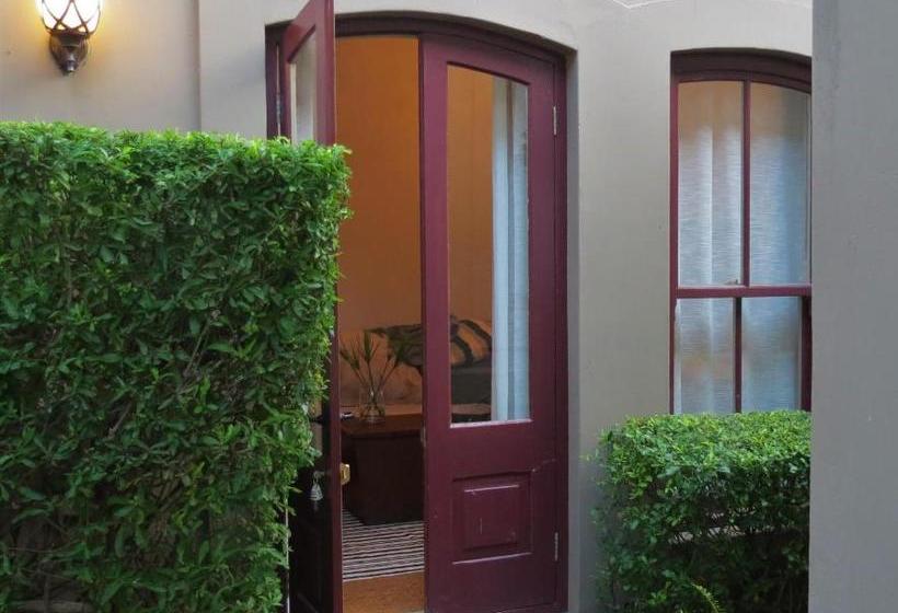 פנסיון Forty Trees