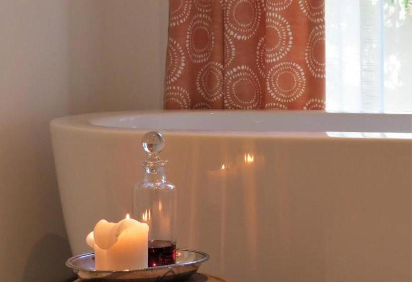 פנסיון Forty Trees