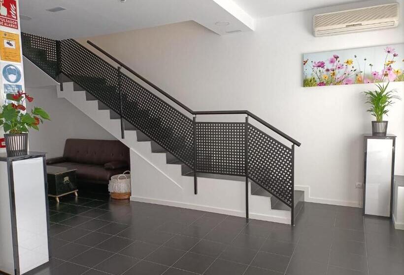 بنسيون Hostal Las Encinas