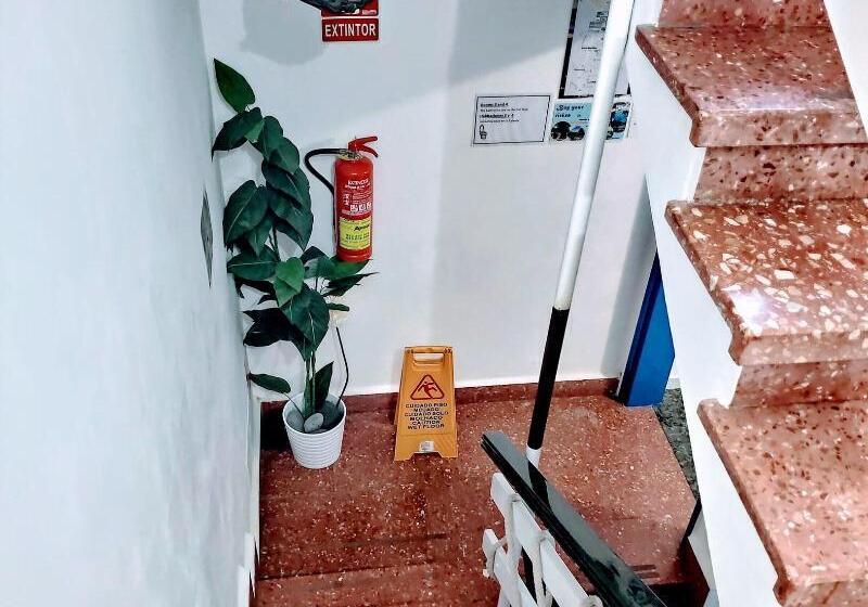 پانسیون Hostel Neon Tenerife