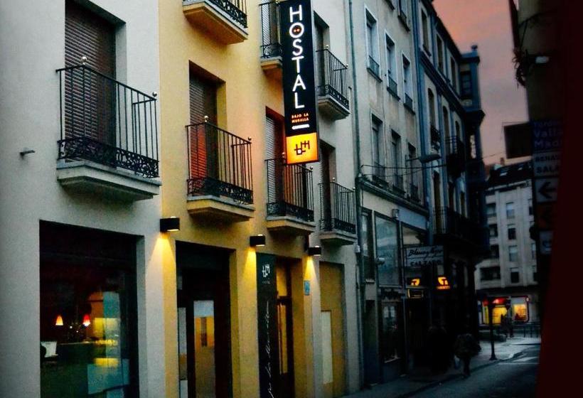 פנסיון Hostal Bajo La Muralla