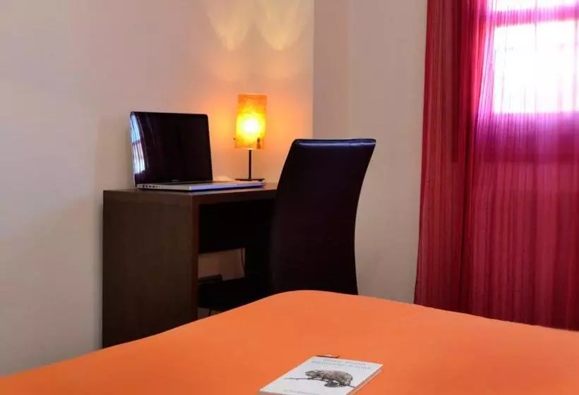 پانسیون Hostal Bajo La Muralla