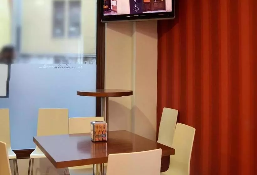 پانسیون Hostal Bajo La Muralla