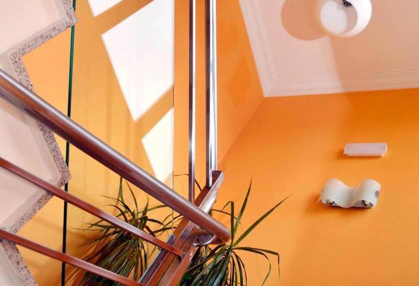 פנסיון Hostal Bajo La Muralla