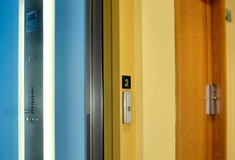 פנסיון Hostal Bajo La Muralla