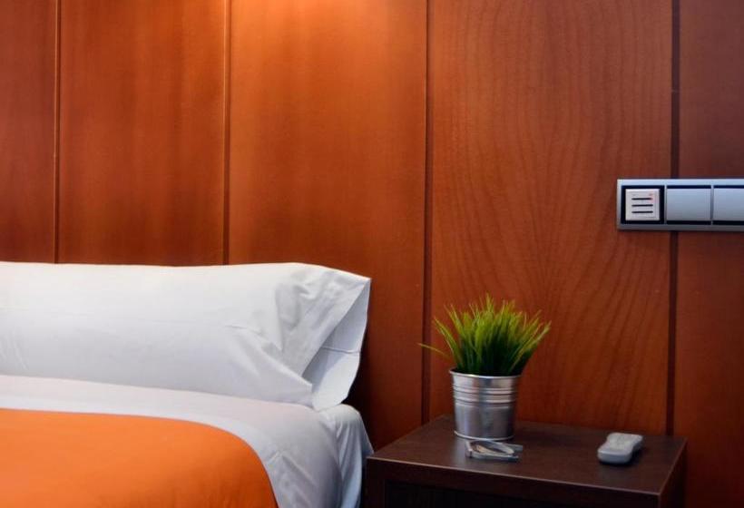 פנסיון Hostal Bajo La Muralla