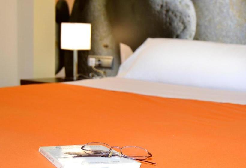 פנסיון Hostal Bajo La Muralla