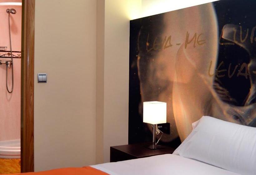 פנסיון Hostal Bajo La Muralla