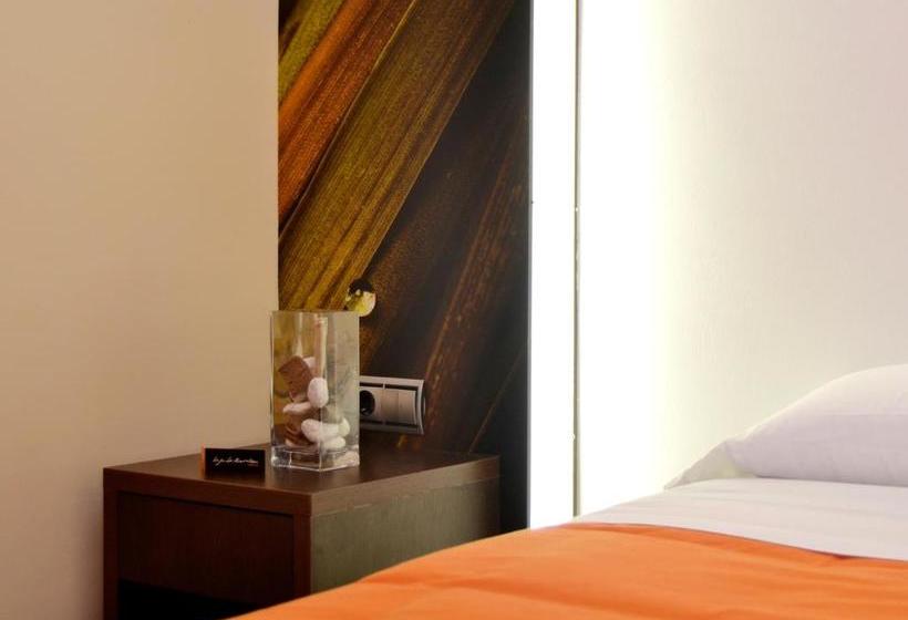 פנסיון Hostal Bajo La Muralla