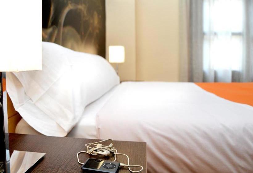 פנסיון Hostal Bajo La Muralla