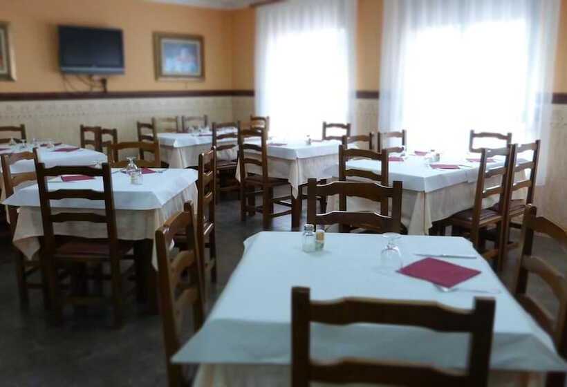 پانسیون Hostal Restaurante La Masía