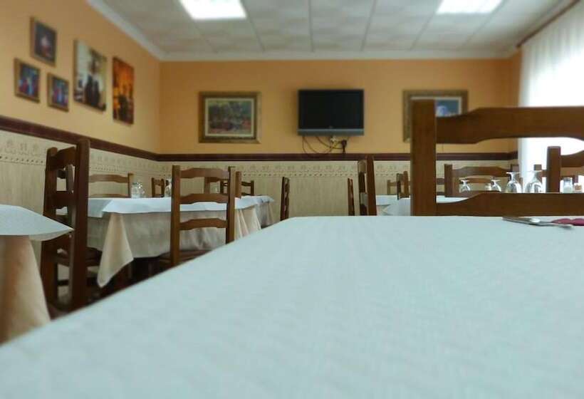 پانسیون Hostal Restaurante La Masía
