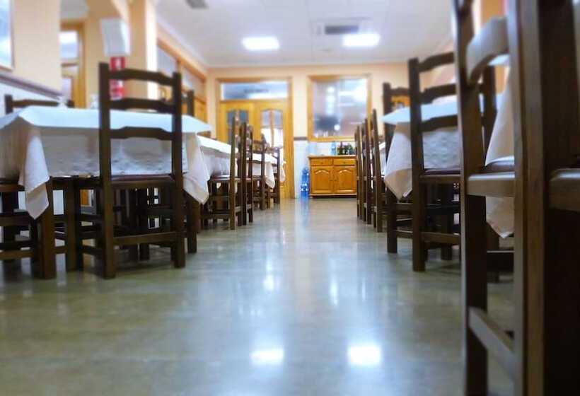 پانسیون Hostal Restaurante La Masía