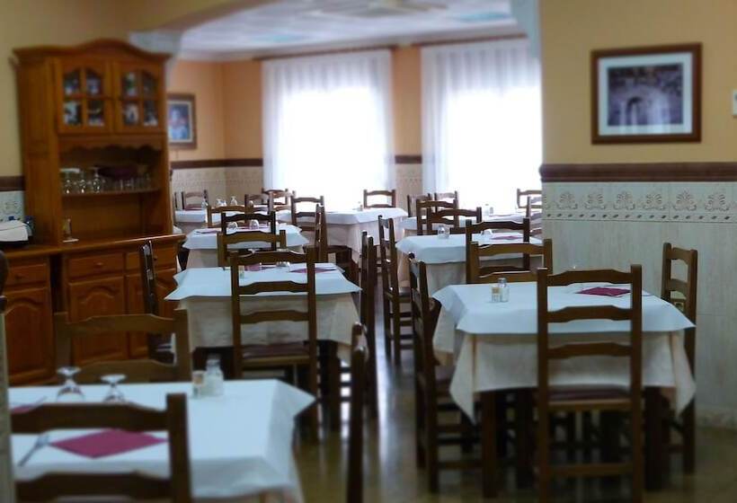 پانسیون Hostal Restaurante La Masía