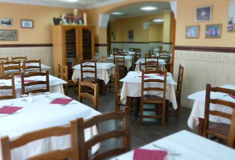 پانسیون Hostal Restaurante La Masía
