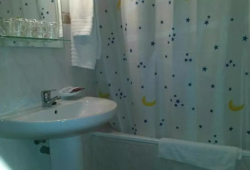 پانسیون Hostal Residencia Taray