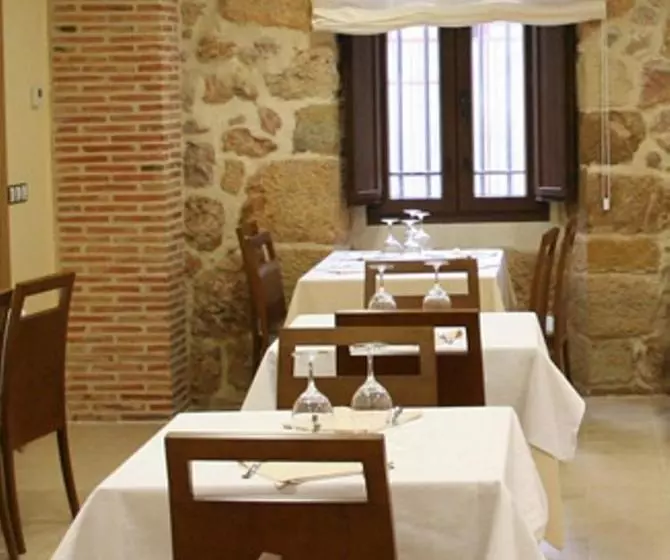 ペンション Hostal Restaurante La Muralla