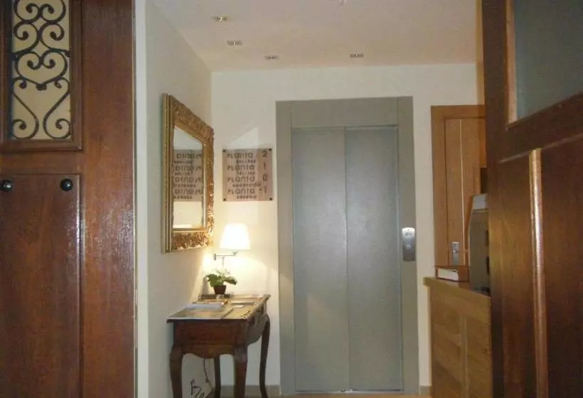 ペンション Hostal Restaurante La Muralla