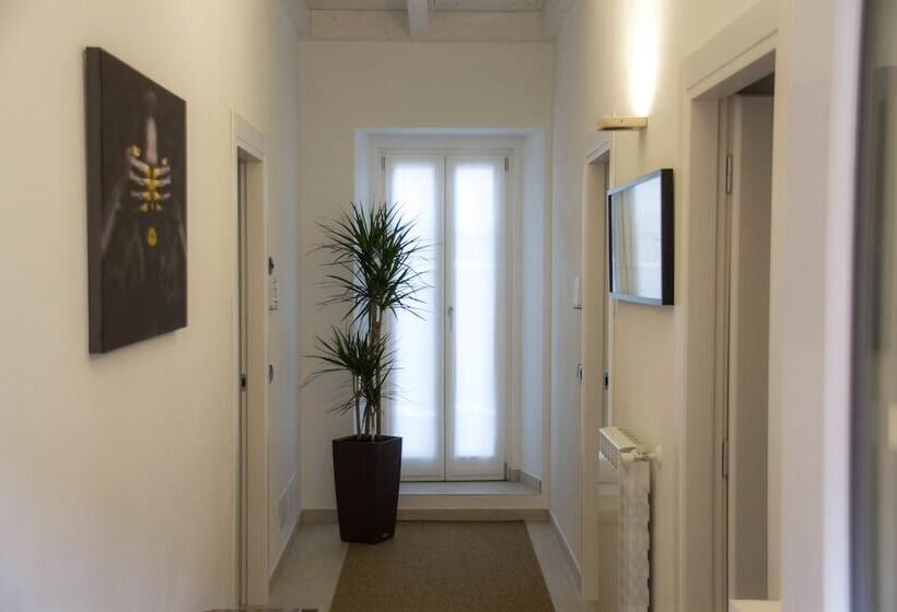 پانسیون Belsorrisovarese Elegance City Residence Private Parking With Reservation