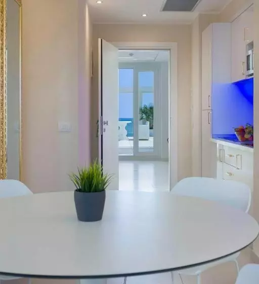 White Suite & Apartments