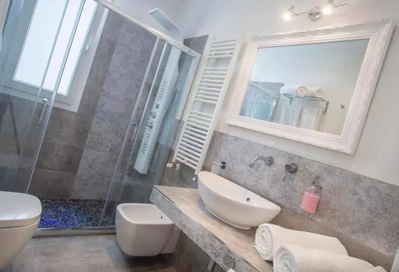 White Suite & Apartments