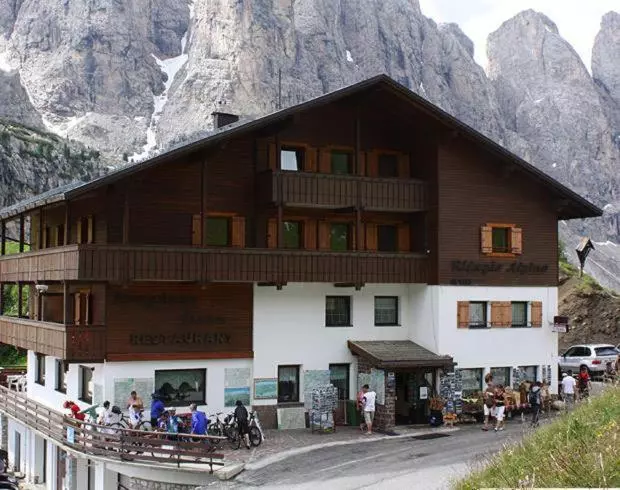 Retkeilymaja Rifugio Frara