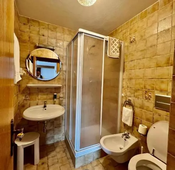 Retkeilymaja Rifugio Frara