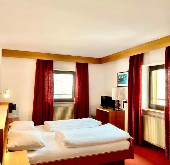 Retkeilymaja Rifugio Frara