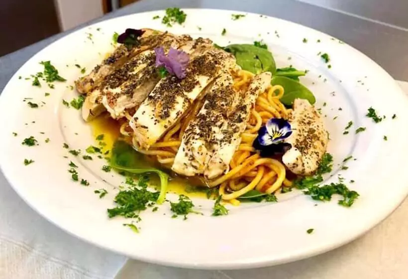 ユースホステル Usk And Railway Inn