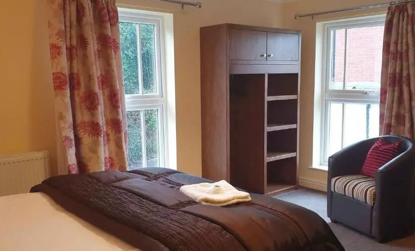 ユースホステル Usk And Railway Inn