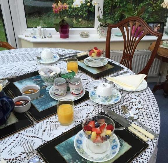 ペンション Kingswood Cottage