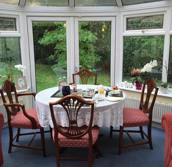 ペンション Kingswood Cottage