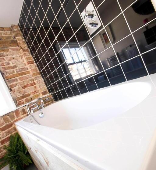 بنسيون Dog And Whistle Pub