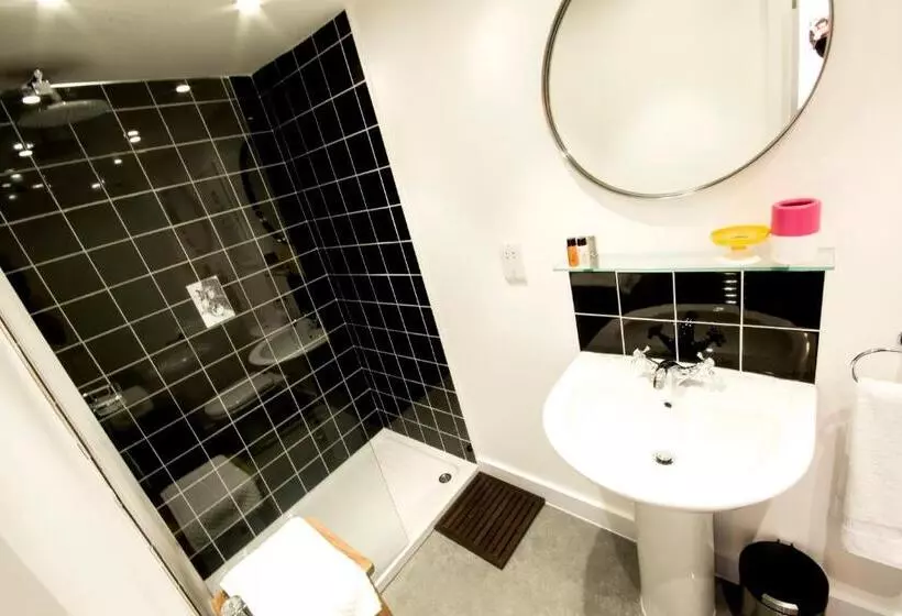 پانسیون Dog And Whistle Pub