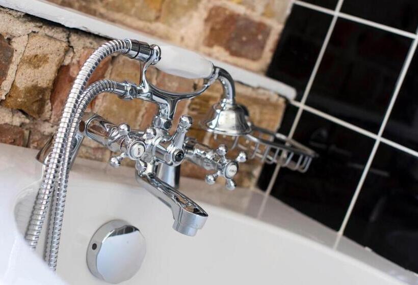 بنسيون Dog And Whistle Pub