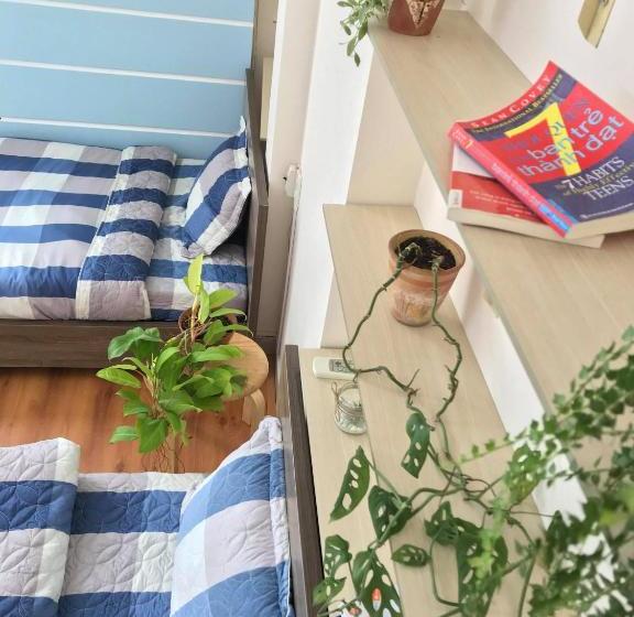 هتل کپسول Win Win Hostel