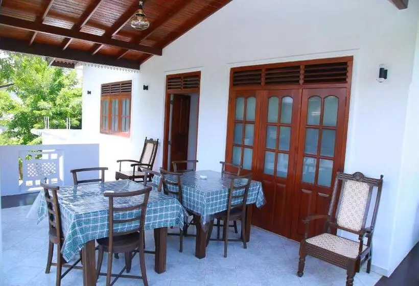 پانسیون Aken Villa