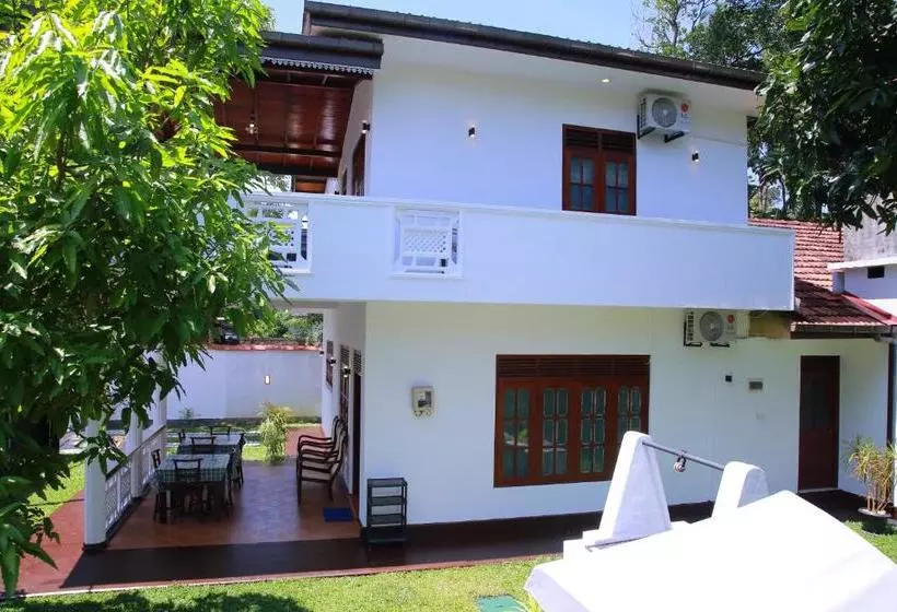 پانسیون Aken Villa