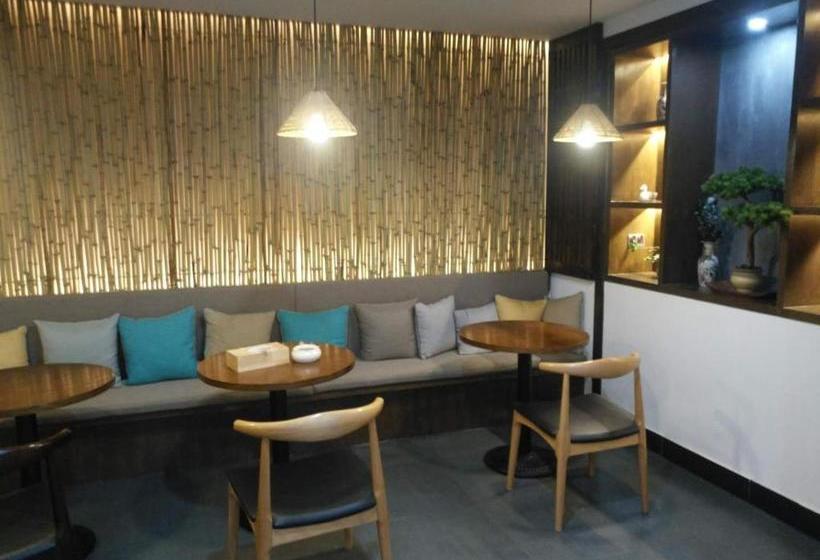 פנסיון Floral Joy · Po Shan Gong Guan Fenghuang